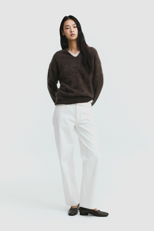 부드러운 촉감의 헤어리 캐시미어 스웨터 (브라운)입니다. 두꺼운 두께감으로 가을, 겨울 시즌 따뜻하게 착용할 수 있으며, 루즈핏과 브이넥 디자인으로 편안하면서도 세련된 스타일을 연출합니다. 베이직한 무드의 무지 디자인은 클래식, 미니멀, 캐주얼 등 다양한 스타일과 쉽게 매치할 수 있습니다. 브러싱 처리와 기모감으로 풍성한 텍스처를 더해 포근한 느낌을 선사하며, 겨울 데일리룩, 집콕룩, 카페룩 등 폭넓게 활용할 수 있습니다. 긴 소매 기장의 여성 니트/스웨터입니다.
