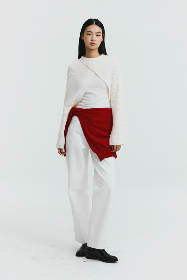 아이보리 와이드 슬리브 볼레로입니다. 캐시미어와 울 혼방 소재로 제작되어 부드러운 촉감과 따뜻함을 선사하며, 가을, 겨울 시즌에 착용하기 좋습니다. 라운드넥에 루즈핏 디자인으로 편안하면서도 엘레강스한 무드를 연출합니다. 와이드 슬리브와 사선 디테일이 돋보이며, 크롭 기장으로 다양한 스타일링에 활용할 수 있습니다. 데이트룩, 모임룩, 출근룩 등 TPO에 맞춰 클래식, 미니멀, 시크한 스타일을 연출해보세요.
