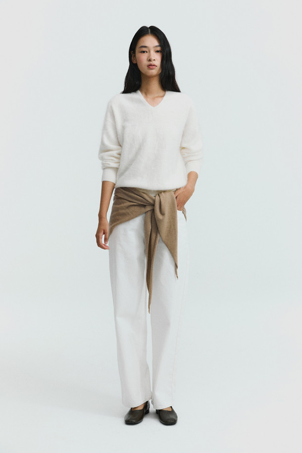 베이지 색상의 Triangle 머플러입니다. 몽골산 캐시미어 100% 소재로 제작되어 부드러운 촉감과 뛰어난 보온성을 제공하며, 가을, 겨울철에 착용하기 좋습니다. 얇은 두께로 휴대성이 용이하며, 숄 스타일로도 연출할 수 있습니다. 베이직한 디자인과 무지 패턴으로 다양한 스타일의 의상에 두루 잘 어울립니다. 넉넉한 사이즈로 포근하게 감싸주어 따뜻함을 더해줍니다.
