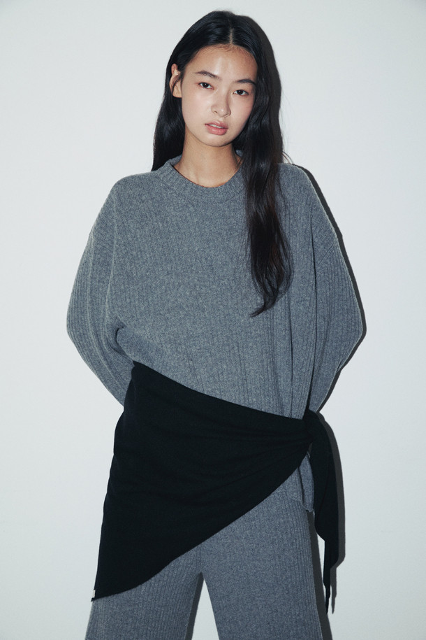 몽골산 캐시미어 100%로 제작된 Triangle 머플러(블랙)입니다. 가을, 겨울철 보온성을 책임지는 부드러운 촉감의 얇은 두께로, 숄처럼 활용 가능한 넉넉한 사이즈가 특징입니다. 베이직한 디자인과 무지 패턴은 클래식, 미니멀, 캐주얼 등 다양한 스타일 연출에 용이하며, 출근룩과 모임룩에 모두 잘 어울립니다. 가볍게 걸쳐 포근함을 더해보세요.
