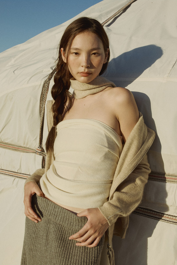 캐시미어 쁘띠 머플러 (라이트 베이지)는 가을과 겨울, 미니멀하고 클래식한 스타일을 연출하기에 적합합니다. 부드러운 캐시미어 소재에 도톰한 두께감으로 보온성을 높였으며, 이중직으로 제작되어 탄탄한 내구성을 자랑합니다. 숏한 기장감과 홀 트임 디자인으로 휴대성이 뛰어나며, 출근룩이나 모임룩에 포인트를 더할 수 있습니다. 무지 디자인의 라이트 베이지 컬러는 어떤 옷에도 잘 어울려 데일리 머플러로 활용하기 좋습니다. 
