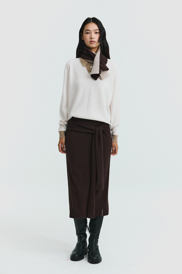 캐시미어 쁘띠 머플러 (브라운)는 부드러운 촉감과 뛰어난 보온성을 제공하는 겨울철 필수 아이템입니다. 이중직 편직으로 제작되어 두꺼우면서도 포근하며, 숏한 기장감과 홀 트임 디자인으로 세련된 스타일을 연출합니다. 출근룩과 모임룩에 미니멀하고 클래식한, 혹은 캐주얼한 무드를 더해주는 활용도 높은 머플러입니다. 무지 디자인으로 어떤 스타일에도 잘 어울리며, 휴대성이 높아 언제 어디서든 따뜻함을 유지할 수 있습니다. 가을, 겨울 시즌 데일리 머플러로 추천합니다.
