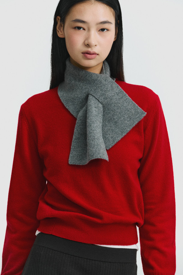 캐시미어 쁘띠 머플러 (그레이)는 부드러운 촉감의 캐시미어 소재로 제작되어 가을, 겨울철 보온성을 높여주는 머플러입니다. 미니멀한 스타일과 무지의 디자인으로 다양한 룩에 매치하기 용이하며, 남녀 공용으로 착용 가능합니다. 두꺼운 두께감의 이중직 편직으로 제작되었으며, 숏한 기장감과 홀 트임 디자인으로 포인트를 더했습니다. 작고 가벼워 휴대성이 뛰어나며, 일상에서 데일리하게 활용하기 좋습니다.
