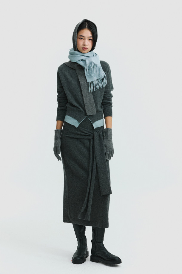 [Re-order] 캐시미어 클래식 머플러 (블루)는 남녀 모두 착용 가능한 머플러/스카프입니다. 부드러운 캐시미어 소재로 제작되어 겨울철 보온성을 높여주며, 164cm의 넉넉한 기장과 지블링 기법으로 고급스러움을 더했습니다. 무지 디자인에 프린지 장식이 더해져 클래식하면서도 모던한 스타일을 연출하며, 출근룩, 모임룩, 데이트룩 등 다양한 TPO에 활용하기 좋습니다. 가벼운 무게감으로 편안한 착용감을 선사하는 이 머플러는 미니멀, 시크 스타일에 잘 어울립니다.
