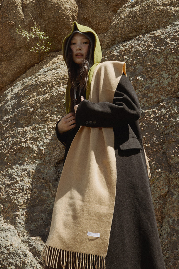 캐시미어 클래식 머플러 (Camel)는 부드러운 촉감과 뛰어난 보온성을 자랑하는 겨울철 필수 아이템입니다. 지블링 기법으로 제작되어 은은한 광택과 고급스러움을 더했으며, 164cm의 넉넉한 기장으로 다양한 스타일 연출이 가능합니다. 클래식하고 모던한 디자인으로 남녀 모두에게 잘 어울리며, 겨울 데일리룩에 따뜻함과 세련됨을 더해줍니다. 부드러운 캐시미어 소재는 편안한 착용감을 선사합니다.
