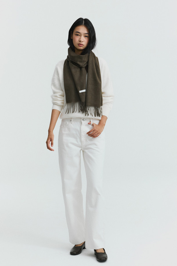 캐시미어 클래식 머플러 (올리브)는 부드러운 촉감과 뛰어난 보온성을 자랑하는 겨울철 필수 아이템입니다. 164cm의 넉넉한 기장감으로 다양한 스타일 연출이 가능하며, 지블링 기법을 통해 고급스러운 분위기를 더했습니다. 올리브 컬러의 무지 디자인으로 클래식하고 미니멀한 룩을 완성하며, 가벼운 무게감으로 편안하게 착용할 수 있습니다. 겨울 데일리룩에 우아함을 더해줄 캐시미어 머플러를 만나보세요.
