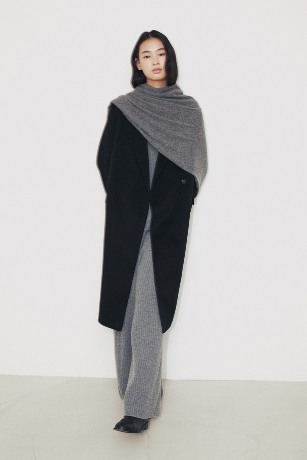 몽골산 캐시미어 100% 소재의 캐시미어 와이드 숄 (그레이)입니다. 가을, 겨울 시즌에 어울리는 부드러운 촉감과 얇은 두께로 제작되어, 가볍게 걸치기 좋습니다. 베이직하고 클래식한 디자인으로 여행룩, 휴가룩과 미니멀한 스타일을 연출하기 좋습니다. 70cm x 200cm의 넉넉한 사이즈로 담요, 숄, 머플러 등 다용도로 활용 가능하며, 휴대성이 뛰어나 실용적입니다.
