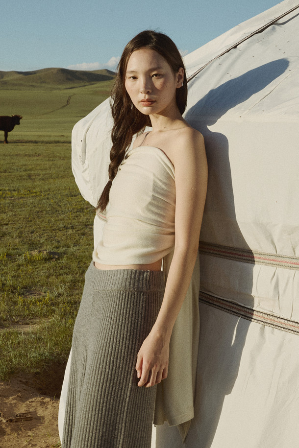 아이보리 컬러의 캐시미어 와이드 숄입니다. 몽골산 캐시미어 100%로 제작되어 부드러운 촉감과 얇지만 뛰어난 보온성을 자랑합니다. 가을, 겨울철 일상룩과 여행룩에 클래식하고 미니멀한 스타일을 더해줍니다. 넓은 폭으로 담요, 숄, 머플러 등 다용도로 활용 가능하며, 가벼운 무게감과 휴대성이 뛰어나 실용적입니다. 민감한 피부에도 자극 없이 편안하게 착용할 수 있습니다.
