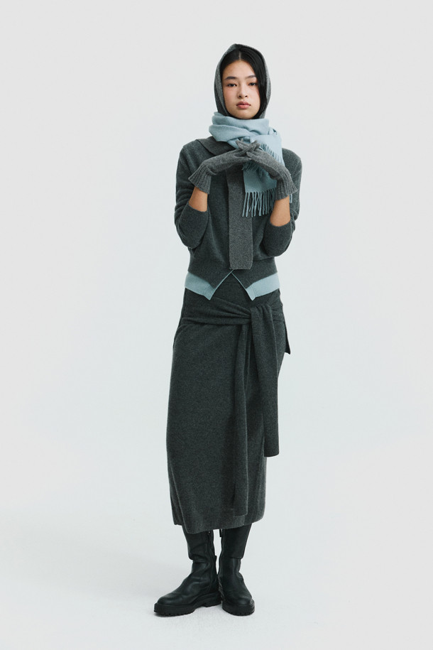 캐시미어 베이직 장갑 (그레이)는 몽골산 캐시미어 100% 소재로 제작되어 부드러운 촉감과 뛰어난 보온성을 자랑합니다. 얇은 두께감으로 답답함 없이 착용 가능하며, 손목 위 길이감과 손목 립조직으로 안정적인 핏을 선사합니다. 베이직한 디자인과 무지 패턴으로 클래식, 미니멀, 캐주얼 등 다양한 스타일과 매치하기 좋습니다. 검지 핑거홀이 있어 스마트폰 터치도 편리하며, 출근룩에 고급스러움을 더해줍니다.
