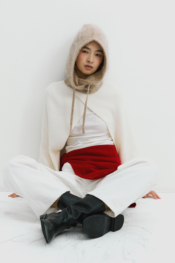 베이지 컬러의 헤어리 캐시미어 바라클라바입니다. 부드러운 촉감의 캐시미어 소재에 브러싱 처리를 더해 포근함을 높였습니다. 깊은 모자 깊이와 후드형 디자인으로 보온성을 극대화하며, 스트링으로 핏 조절이 가능합니다. 겨울철 데일리룩, 산책룩, 집콕룩 등 다양한 TPO에 활용 가능하며, 넥워머로도 사용할 수 있습니다. 미니멀, 클래식, 캐주얼 스타일을 즐겨 입는 분들께 추천합니다.
