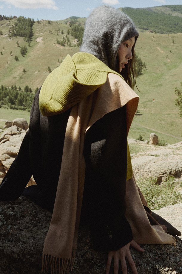 Hairy 캐시미어 바라클라바 (다크 그레이)는 겨울과 가을, 포근함과 스타일을 동시에 원하는 당신을 위한 아이템입니다. 부드러운 캐시미어 소재와 브러싱 처리로 풍성한 텍스처를 선사하며, 두꺼운 두께감으로 뛰어난 보온성을 자랑합니다. 딥한 다크 그레이 컬러와 무지 디자인은 클래식, 미니멀, 캐주얼 등 어떤 스타일에도 자연스럽게 어울립니다. 스트링 디테일로 사이즈 조절이 용이하며, 넥워머로도 활용 가능하여 실용성을 더했습니다. 쌀쌀한 날씨, 데일리룩, 산책룩, 여행룩에 따뜻함과 세련됨을 더해보세요.
