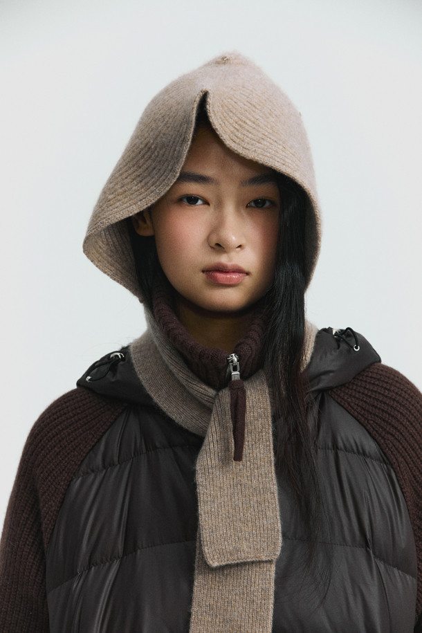 몽골산 캐시미어 100% 소재의 캐시미어 바라클라바 (베이지)입니다. 부드러운 촉감과 얇은 두께로 제작되어 편안한 착용감을 선사하며, 겨울철 보온성을 책임집니다. 립조직 무늬와 베이지 컬러가 어우러져 미니멀, 클래식, 캐주얼 등 다양한 스타일과 매치하기 좋습니다. 머플러처럼 연출 가능하며, 이마를 가리는 후드 크기로 디자인되어 보온성을 높였습니다. 출근룩과 여행룩에 모두 활용 가능한 실용적인 아이템입니다.
