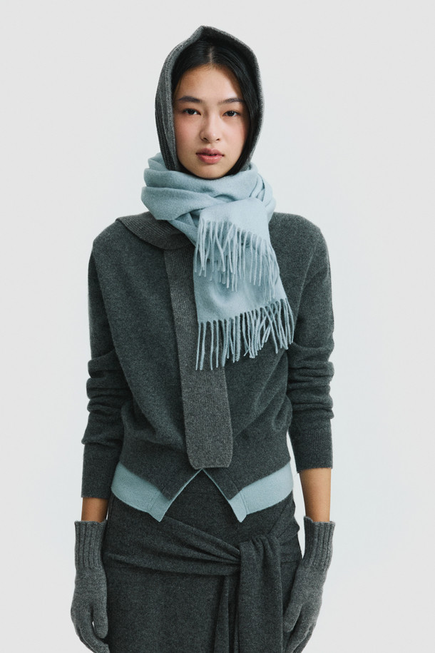 캐시미어 바라클라바 (그레이)는 몽골산 캐시미어 100% 소재로 제작되어 부드러운 촉감과 뛰어난 보온성을 제공합니다. 겨울철 일상에서 착용하기 좋으며, 미니멀, 클래식, 캐주얼 스타일 모두 소화 가능합니다. 얇은 두께감과 가벼운 무게로 휴대성이 뛰어나며 머플러 스타일로도 연출할 수 있습니다. 이마를 충분히 덮는 후드 크기로 한겨울 추위에도 포근함을 선사합니다. 립조직 짜임으로 은은한 멋을 더한 바라클라바입니다.
