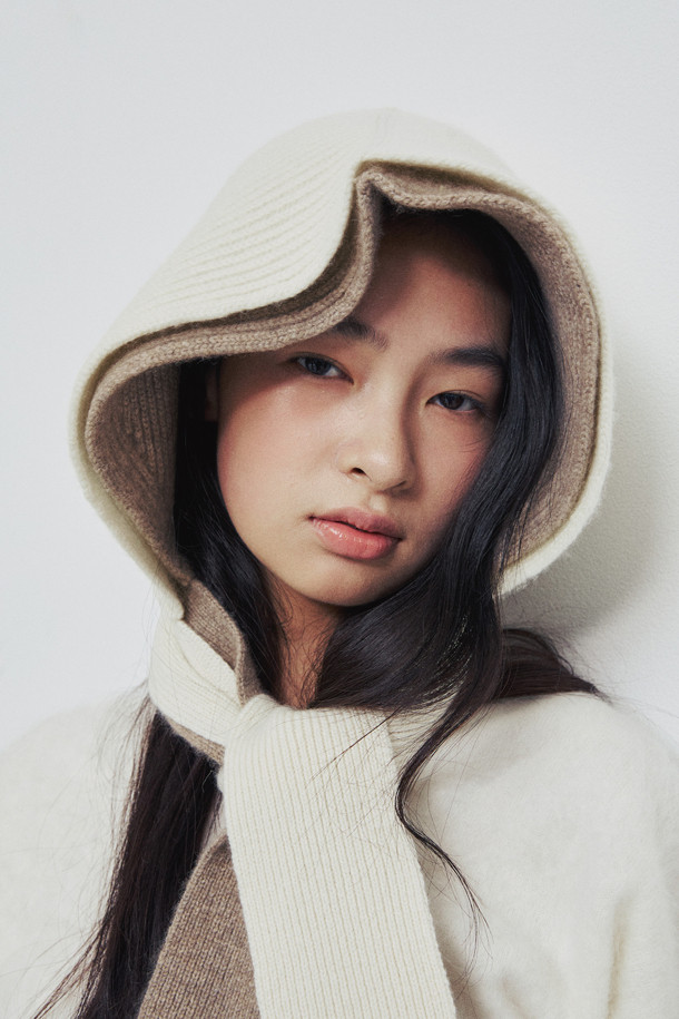 아이보리 색상의 캐시미어 바라클라바입니다. 부드러운 촉감의 캐시미어 소재로 제작되어 겨울철 보온에 효과적이며, 얇은 두께로 답답함 없이 착용할 수 있습니다. 립조직 디테일로 포인트를 더했으며, 머플러 스타일과 후드 스타일로 다양하게 연출이 가능합니다. 미니멀, 클래식, 캐주얼 등 다양한 스타일과 매치하기 좋으며, 휴대성이 뛰어나 언제 어디서든 따뜻함을 더할 수 있습니다.
