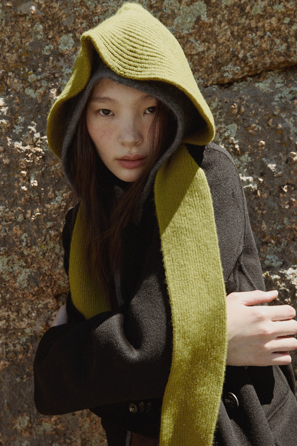 캐시미어 바라클라바 (올리브)는 겨울철 추위로부터 당신을 따뜻하게 보호해 줄 필수 아이템입니다. 부드러운 캐시미어 소재와 깊은 모자 깊이, 두꺼운 두께감으로 뛰어난 보온성을 제공하며, 립조직 편직으로 고급스러운 질감을 더했습니다. 머플러처럼 연출하여 다양한 스타일을 연출할 수 있으며, 이마를 가리는 후드 디자인으로 더욱 포근한 착용감을 선사합니다. 무지 디자인에 올리브 컬러로 어떤 스타일에도 쉽게 매치할 수 있으며, 가볍고 휴대성이 높아 겨울철 데일리 아이템으로 손색없습니다.
