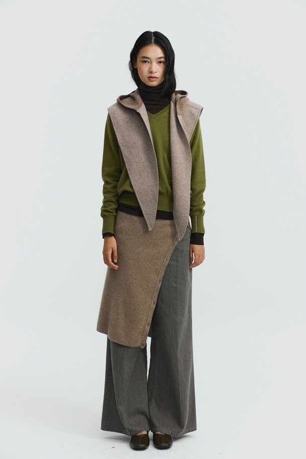 따뜻하고 포근한 분위기를 연출하는 후드 케이프 (브라운)입니다. 양모와 캐시미어 혼방의 부드러운 촉감과 두꺼운 두께감으로 가을, 겨울철 따뜻하게 몸을 감싸줍니다. 이중직 소재와 톤온톤 배색, 숄더라인 케이프 디자인이 모던하면서도 우아한 스타일을 완성합니다. 모임룩, 출근룩 등 다양한 TPO에 활용 가능하며, 클래식, 미니멀, 시크한 스타일을 연출하기 좋습니다. 깊은 모자 깊이의 후드로 보온성을 더했습니다.
