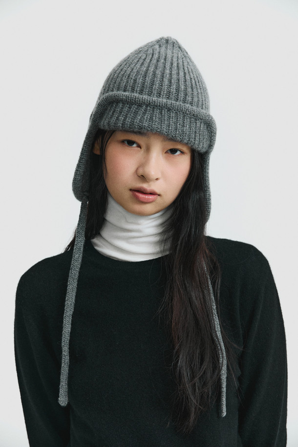 캐시미어 이어플랩 (그레이)는 부드러운 촉감과 두꺼운 두께로 따뜻함을 선사하는 겨울철 필수 아이템입니다. 귀를 완전히 덮는 디자인과 턱선까지 내려오는 길이로 보온성을 극대화하며, 앞부분 접힘 디테일이 돋보입니다. 골지 패턴과 스트링 장식이 클래식하면서도 미니멀한 스타일을 연출하여 다양한 캐주얼 룩에 매치하기 좋습니다. 공용으로 착용 가능한 디자인으로, 추운 날씨에도 스타일리시함을 잃지 않도록 도와줍니다.
