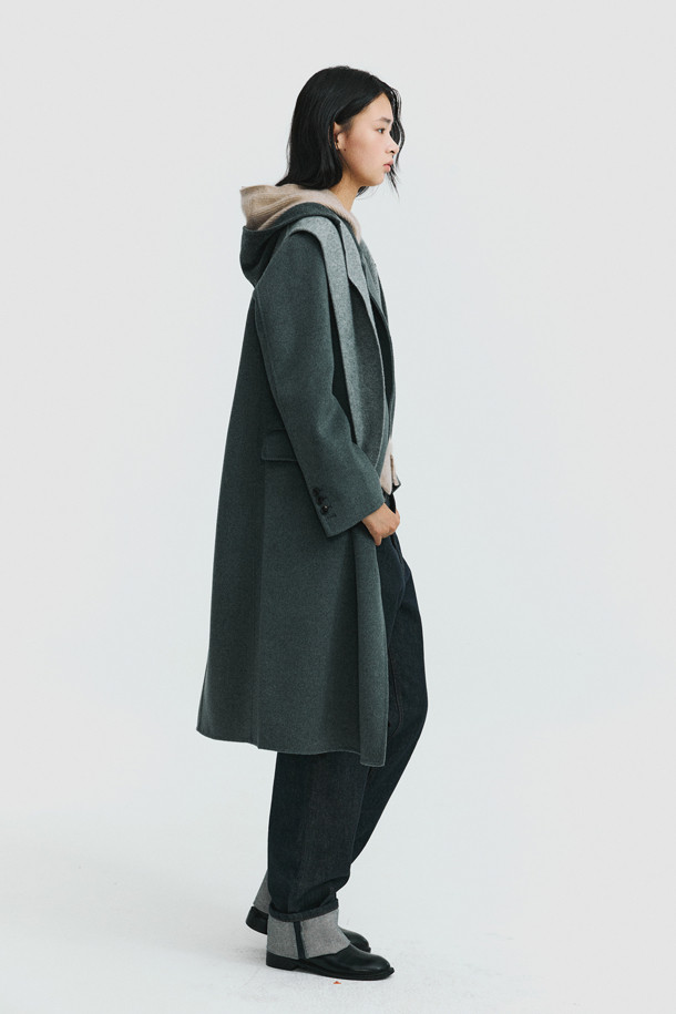 캐시미어 핸드메이드 코트 (그레이)는 가을과 겨울, 일상에서 세련된 스타일을 연출하는 여성용 코트입니다. 부드러운 촉감의 캐시미어 소재로 제작되어 고급스러운 외관과 가벼운 착용감, 뛰어난 보온성을 자랑합니다. 레귤러 핏에 싱글 버튼 여밈 방식, 무지 디자인으로 미니멀하고 베이직한 스타일을 완성합니다. 오피스룩, 출근룩, 모임룩 등 다양한 TPO에 활용 가능하며, 클래식, 미니멀, 시크한 무드를 연출합니다. 포켓과 카라 디테일이 돋보이는 핸드메이드 코트로, 당신의 겨울 스타일을 더욱 돋보이게 해 줄 것입니다.
