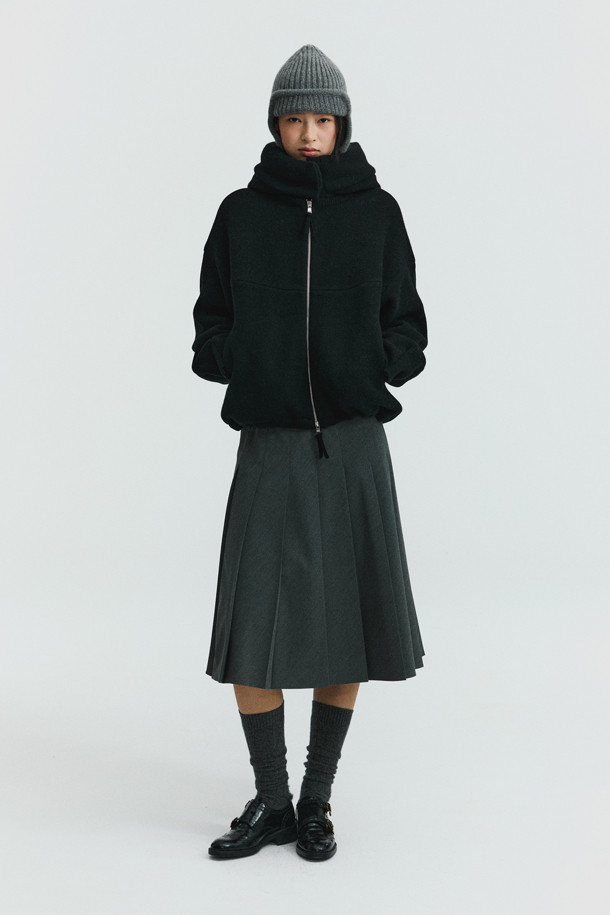 블랙 컬러의 더블페이스 재킷으로, 가을과 겨울 시즌에 당신의 스타일을 완성해 줄 여성용 아우터입니다. 울과 캐시미어 혼방 소재로 제작되어 부드러운 촉감과 뛰어난 보온성을 제공하며, 두꺼운 두께감으로 포근하게 착용할 수 있습니다. 미니멀하고 베이직한 디자인으로 출근룩, 모임룩 등 다양한 TPO에 활용 가능하며, 오버핏 실루엣과 큼직한 후드, 밑단 스토퍼, 동그란 소매 라인이 특징입니다. 집업과 스냅 버튼 여밈 방식으로 편안하게 착용할 수 있으며, 크롭 기장으로 세련된 스타일을 연출합니다.
