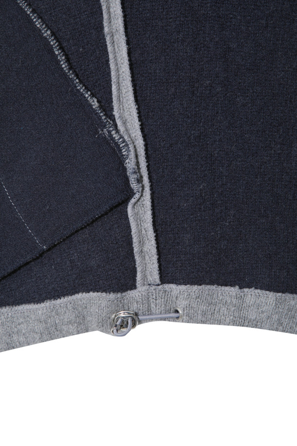 그레이 컬러의 더블 페이스드 재킷입니다. 울과 캐시미어 혼방 소재로 제작되어 부드러운 촉감과 뛰어난 보온성을 제공하며 가을, 겨울 시즌에 착용하기 좋습니다. 오버핏으로 디자인되어 편안한 착용감을 선사하며, 큼직한 후드와 밑단 스토퍼 디테일이 특징입니다. 양면 이중직으로 제작되어 볼륨감 있는 실루엣을 연출하며, 동그란 소매 라인으로 포인트를 더했습니다. 출근룩, 모임룩 등 다양한 TPO에 캐주얼, 클래식, 미니멀 스타일로 활용하기 좋습니다.
