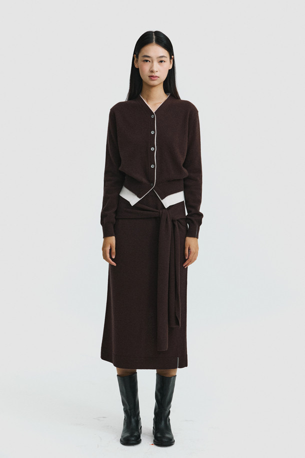 몽골산 캐시미어 100% 소재의 Tie-waist 스커트(브라운)입니다. H라인 핏으로 미니멀하고 클래식한 분위기를 연출하며, 부드러운 촉감과 두꺼운 두께로 겨울철에도 따뜻하게 착용할 수 있습니다. 랩 스타일의 디자인에 스카프 패널과 매듭 디테일이 더해져 세련된 포인트를 줍니다. 뒷트임이 있어 활동성을 높였으며, 오피스룩, 모임룩, 데이트룩 등 다양한 TPO에 활용 가능합니다. 시크한 스타일을 선호하는 여성분들께 추천합니다.
