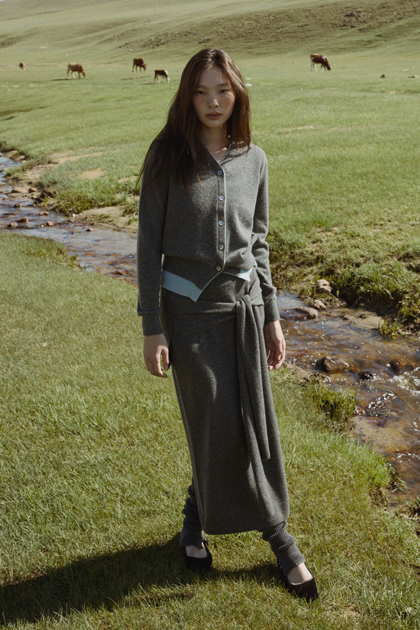 캐시미어 소재의 타이 웨이스트 스커트 (그레이)입니다. 부드러운 촉감과 보온성을 갖춘 두꺼운 두께로 겨울철에도 따뜻하게 착용할 수 있습니다. H라인 핏에 무지 패턴으로 미니멀하고 베이직한 스타일을 연출하며, 스카프 패널과 매듭 디테일이 포인트입니다. 뒷트임으로 활동성을 더했으며, 출근룩, 오피스룩, 모임룩 등 다양한 TPO에 클래식, 미니멀, 시크한 분위기를 더해줍니다. 레귤러핏으로 편안하게 착용 가능합니다.
