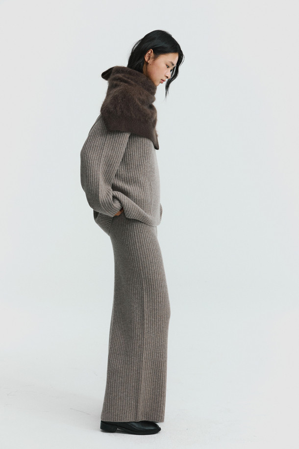 캐시미어와 울 혼방 소재로 부드러운 촉감이 돋보이는 "청키 와이드 팬츠" 베이지 컬러입니다. 탄탄한 골지 짜임과 루즈핏으로 편안하면서도 고급스러운 실루엣을 연출합니다. 와이드 핏에 두꺼운 두께감으로 가을, 겨울 시즌 따뜻하게 착용할 수 있으며, 밴딩 처리로 체형에 구애 없이 편안하게 즐길 수 있습니다. 데일리룩, 집콕룩, 라운지웨어 등 다양한 TPO에 활용 가능하며, 클래식, 미니멀, 캐주얼 스타일 모두 소화 가능한 베이직 아이템입니다.
