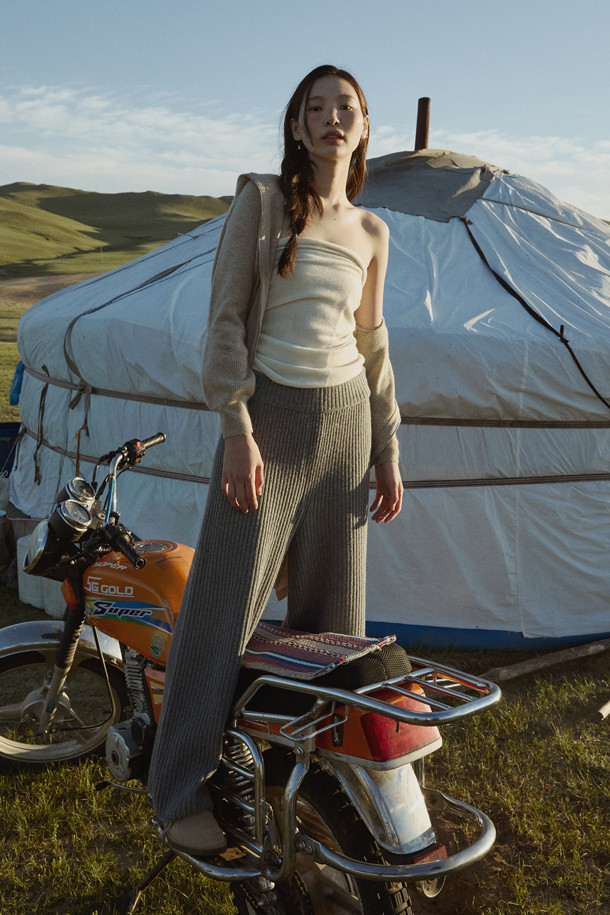 Chunky Wide Pants (Grey)는 부드러운 촉감의 울 캐시미어 혼방 소재로 제작되어 가을과 겨울, 데일리 및 라운지웨어로 활용하기 좋은 여성용 니트 팬츠입니다. 톤 다운된 그레이 컬러의 무지 디자인으로 베이직하고 캐주얼한 스타일을 연출하며, 넉넉한 루즈핏 와이드 실루엣이 특징입니다. 밀도 있는 짜임과 탄탄한 편직으로 두꺼운 두께감을 자랑하며, 집콕룩이나 겨울 데일리룩에 편안함과 스타일을 더합니다. 청키 스웨터와 셋업으로 착용하여 더욱 완성도 높은 룩을 연출할 수 있습니다. 밴딩 처리로 편안한 착용감을 제공합니다.
