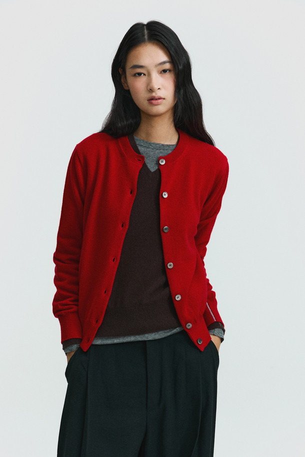 [Re-order] 베이스 레이어 라운드 (그레이)는 부드러운 촉감의 슬림핏 긴소매 베이스 레이어입니다. 라이오셀, 울, 폴리우레탄 혼방 소재로 제작되어 봄, 가을, 겨울 시즌에 보온성을 제공합니다. 라운드넥 디자인의 무지 스타일로, 일상복뿐만 아니라 출근룩, 여행룩 등 다양한 TPO에 활용 가능합니다. 미니멀, 클래식, 캐주얼 스타일을 즐기는 분들께 적합하며, 레이어드하여 더욱 폭넓게 활용할 수 있습니다.
