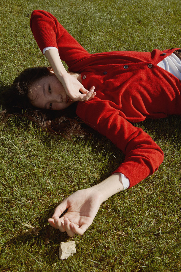 [Re-order] 베이스 레이어 라운드 (화이트)는 미니멀하고 클래식한 스타일을 추구하는 분들을 위한 사계절용 베이스 레이어입니다. 라이오셀, 울, 폴리우레탄 혼방 소재로 제작되어 부드러운 촉감과 슬림핏을 제공하며, 보온성과 신축성이 뛰어납니다. 라운드넥, 긴소매 디자인에 얇은 두께로 제작되어 레이어드하여 다양한 스타일을 연출할 수 있습니다. 무지 디자인의 화이트 컬러로 어떤 옷에도 매치하기 용이하며, 일상에서 편안하게 착용하기 좋습니다.
