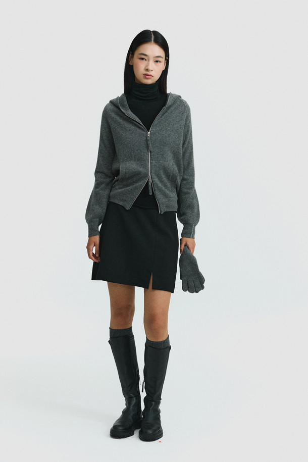 [Re-order] 베이스 레이어 터틀넥 (블랙)은 부드러운 촉감과 보온성을 갖춘 여성용 터틀넥입니다. 라이오셀, 울, 폴리우레탄 혼방 소재로 제작되어 얇지만 따뜻하게 착용할 수 있습니다. 베이직한 스타일과 레귤러 핏으로 어떤 옷에도 레이어드하기 좋으며, 겨울철 데일리룩에 활용하기 좋습니다. 블랙 컬러의 무지 디자인으로 미니멀하고 클래식한 분위기를 연출합니다. 긴 소매 기장의 터틀넥으로, 추운 날씨에도 따뜻하고 편안하게 스타일을 완성할 수 있습니다.
