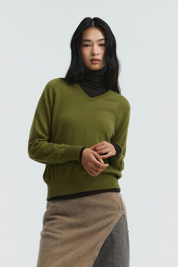 부드러운 촉감의 베이스 레이어 터틀넥 (브라운)입니다. 라이오셀, 울, 폴리우레탄 혼방 소재로 제작되어 얇지만 뛰어난 보온성을 제공합니다. 겨울철 데일리룩 또는 집콕룩에 활용하기 좋으며, 미니멀, 클래식, 캐주얼 등 다양한 스타일 연출에 용이합니다. 레귤러핏으로 편안하게 착용 가능하며, 레이어드하여 더욱 따뜻하게 입을 수 있습니다.
