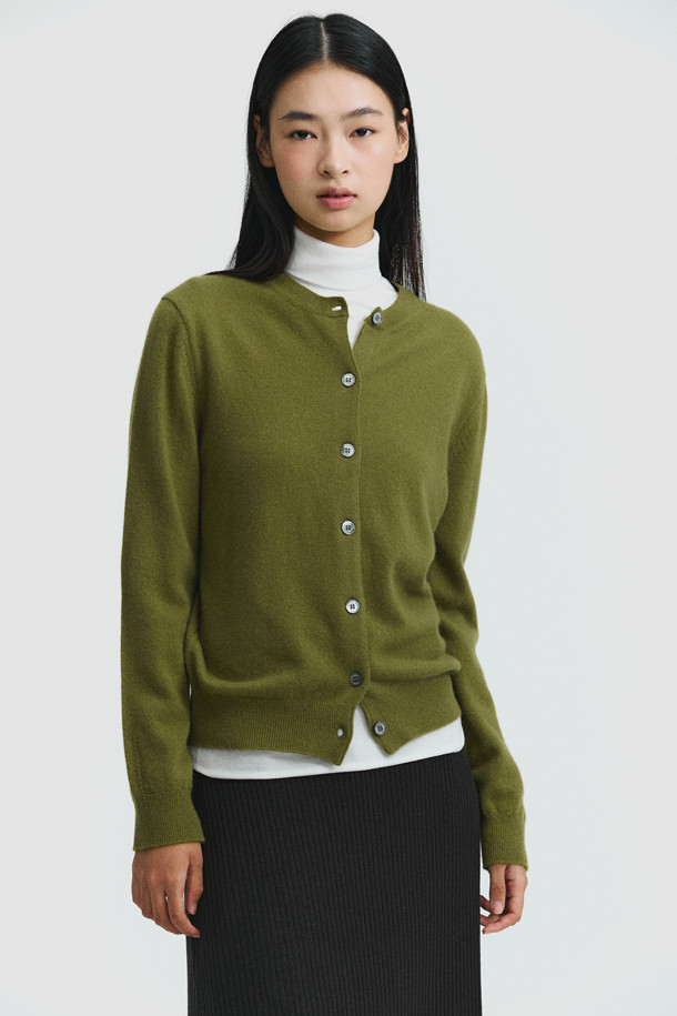 베이스 레이어 터틀넥 (화이트)는 겨울철 데일리룩과 출근룩에 활용하기 좋은 베이직 스타일의 터틀넥입니다. 라이오셀, 울, 폴리우레탄 혼방 소재로 제작되어 부드러운 촉감과 뛰어난 보온성을 제공합니다. 깔끔한 무지 디자인과 긴 소매 기장으로 다양한 스타일의 레이어드 연출이 가능합니다. 미니멀, 클래식, 캐주얼 등 어떤 스타일에도 잘 어울리는 활용도 높은 아이템입니다. 겨울철 따뜻하고 포근하게 몸을 감싸주는 베이스 레이어 터틀넥을 만나보세요.
