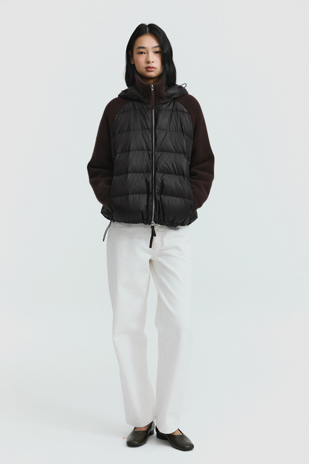 캐시미어 점퍼 (브라운)는 여성 고객을 위한 아우터 점퍼입니다. 가을과 겨울, 일상과 출근, 모임 자리에서 고급스러우면서도 클래식한 스타일을 연출할 수 있습니다. 부드러운 촉감의 캐시미어와 나일론 혼방 소재로 제작되었으며, 두꺼운 두께감으로 보온성을 높였습니다. 프랑스산 안감과 후드 및 밑단 스토퍼, 구스다운 충전재(솜털 80%, 깃털 20%)는 뛰어난 기능성을 제공합니다. 긴 소매, 레귤러핏에 집업 방식으로 편안하게 착용할 수 있습니다.
