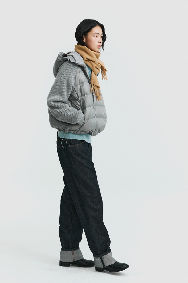 라이트 그레이 컬러의 캐시미어 점퍼는 여성 고객을 위한 겨울철 필수 아이템입니다. 미니멀하고 클래식한 스타일로, 출근룩과 모임룩에 모두 잘 어울립니다. 부드러운 촉감의 캐시미어, 나일론 혼방 소재에 두꺼운 두께감으로 따뜻함을 선사하며, 긴 소매와 레귤러핏으로 편안한 착용감을 제공합니다. 후드와 밑단 스토퍼 조절이 가능하며, 구스다운 충전재(솜털 80%, 깃털 20%)와 나일론 안감으로 보온성을 높였습니다. 
