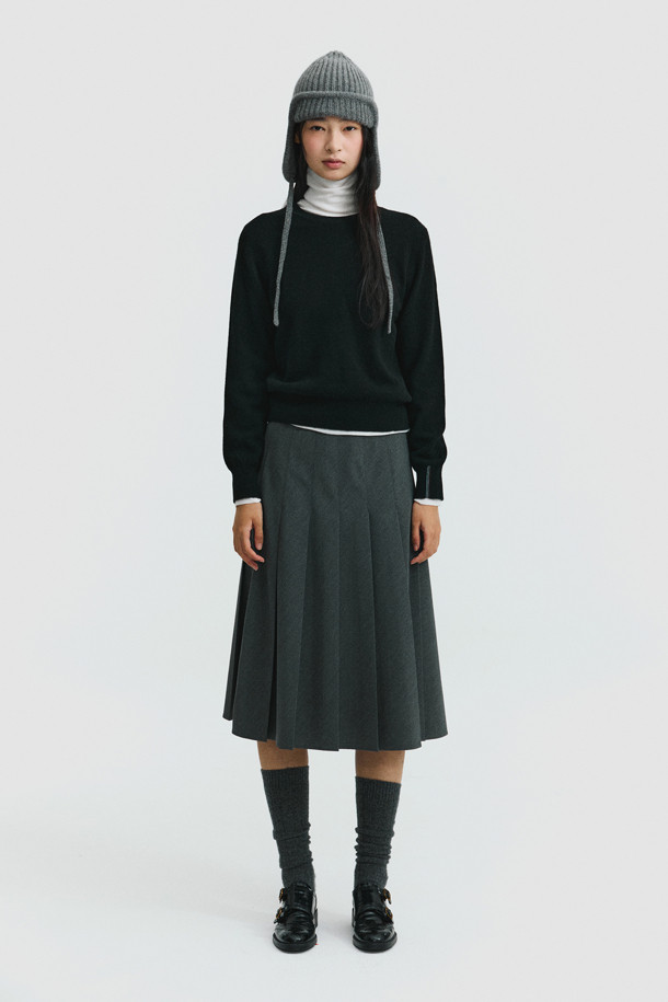 몽골산 캐시미어 100% 소재의 클래식 라운드 스웨터 (블랙)입니다. 부드러운 촉감과 가벼운 무게감이 특징이며, 높은 보온성을 제공하여 겨울철 따뜻하게 착용할 수 있습니다. 레귤러 핏에 라운드넥 디자인으로, 오피스룩, 출근룩, 모임룩 등 다양한 TPO에 활용 가능합니다. 앞 단 사선 스티치와 립조직 소매단 디테일이 돋보이며, 미니멀하고 세련된 스타일을 연출합니다. 베이직한 디자인으로 유행을 타지 않고 오랫동안 즐겨 입을 수 있는 아이템입니다.
