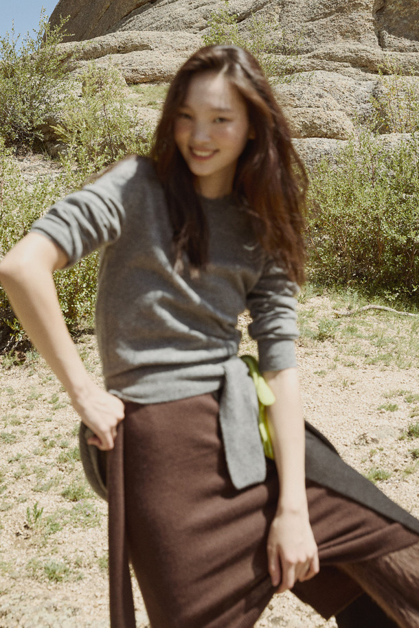 클래식 라운드 스웨터 (그레이)는 부드러운 촉감과 뛰어난 보온성을 자랑하는 여성용 겨울 스웨터입니다. 몽골산 캐시미어 100% 소재로 제작되어 고급스러운 착용감을 선사하며, 레귤러 핏과 라운드넥 디자인으로 클래식하고 베이직한 스타일을 연출합니다. 앞단 사선 스티치와 립조직 소매단 디테일이 돋보이며, 가벼운 무게감으로 편안하게 착용할 수 있습니다. 오피스룩과 출근룩에 잘 어울리는 미니멀한 디자인으로, 다양한 스타일링에 활용하기 좋습니다.
