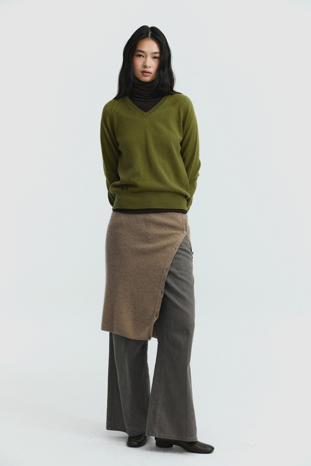 올리브 색상의 클래식 브이넥 스웨터는 가을과 겨울, 당신의 일상과 오피스룩에 우아함을 더해줄 여성 니트입니다. 몽골산 캐시미어 100% 소재로 제작되어 부드러운 촉감과 뛰어난 보온성을 자랑하며, 가벼운 무게감으로 편안한 착용감을 선사합니다. 레귤러핏 디자인과 긴 소매, 무지 패턴이 어우러져 클래식하고 미니멀한 스타일을 연출하며, 레이어드하여 다양한 스타일을 소화할 수 있습니다. 출근룩, 모임룩 등 다양한 TPO에 활용 가능하며, 얇은 두께감으로 간절기에도 부담 없이 즐길 수 있습니다.
