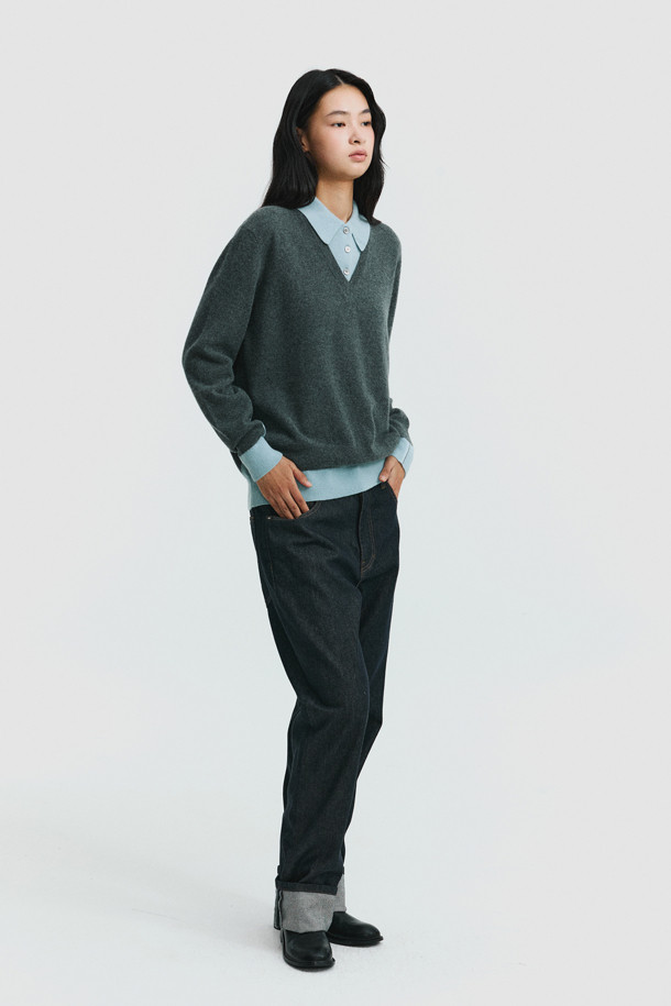 세련된 감각을 더하는 투톤 폴로 스웨터 (Grey)입니다. 몽골산 캐시미어 100% 소재로 제작되어 부드러운 촉감과 뛰어난 보온성을 자랑합니다. 차분한 그레이와 블루 컬러의 조화가 돋보이며, 클래식하고 미니멀한 스타일을 연출합니다. 폴로넥 디자인과 자개 단추 디테일이 고급스러움을 더하며, 레귤러핏으로 편안하게 착용할 수 있습니다. 오피스룩, 출근룩, 모임룩 등 다양한 TPO에 활용하여 세련된 스타일을 완성해 보세요.
