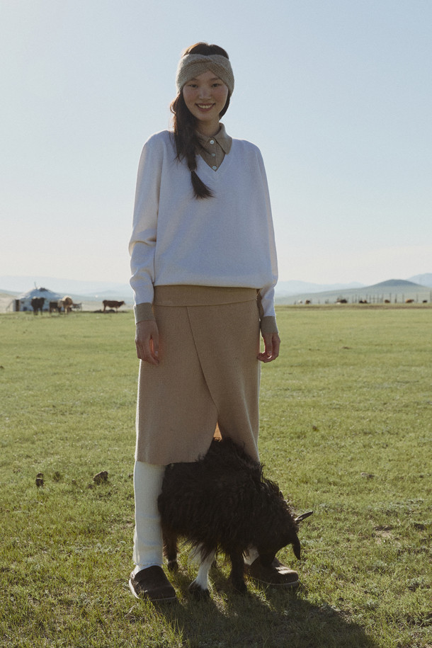 아이보리 투톤 폴로 스웨터는 출근룩과 모임룩에 모두 잘 어울리는 여성 니트입니다. 몽골산 캐시미어 100% 소재로 제작되어 부드러운 촉감과 뛰어난 보온성을 자랑하며, 가을과 겨울에 따뜻하게 착용할 수 있습니다. 베이직하면서도 클래식한 무드를 연출하는 레귤러 핏 디자인에 배색 패턴과 긴소매, 자개 단추 디테일이 더해져 고급스러움을 더했습니다. 두꺼운 두께감으로 포근함을 선사하며, 미니멀하고 세련된 스타일을 완성합니다.
