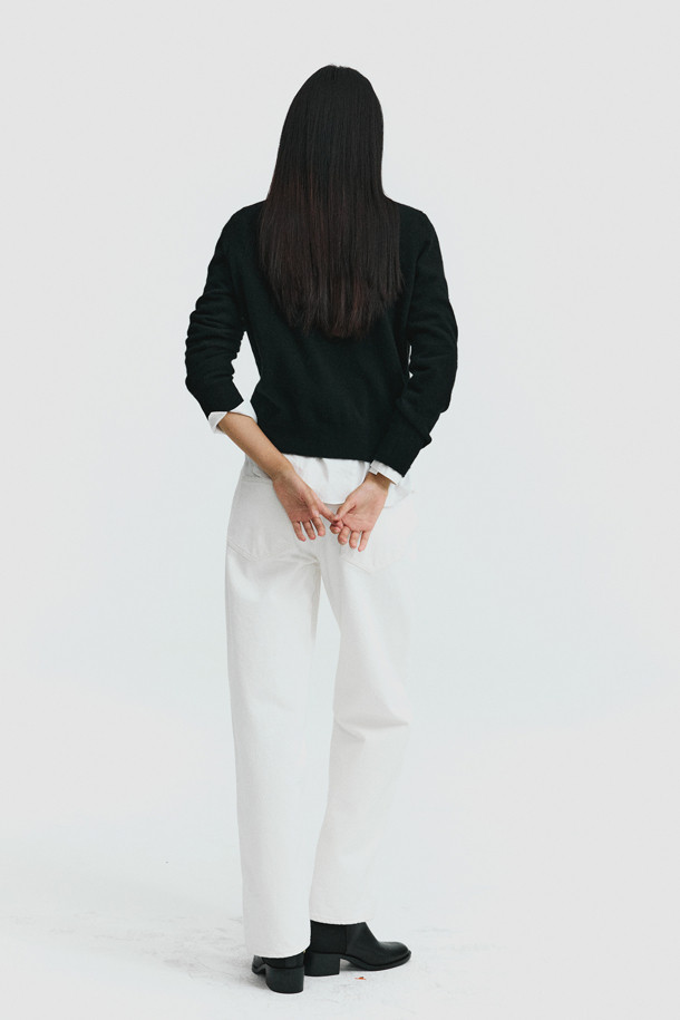 몽골산 캐시미어 100% 소재의 클래식 버튼 가디건(블랙)입니다. 가을과 겨울, 일상에서 착용하기 좋으며, 레귤러 핏과 라운드넥 디자인으로 어떤 스타일에도 잘 어울립니다. 얇은 두께감으로 부드러운 촉감을 선사하며, 보온성을 유지해 줍니다. 출근룩, 오피스룩, 모임룩 등 다양한 TPO에 활용 가능하며, 미니멀하고 시크한 스타일을 연출하기 좋습니다. 소매는 긴 소매이며, 휴대성이 높아 실용적입니다.
