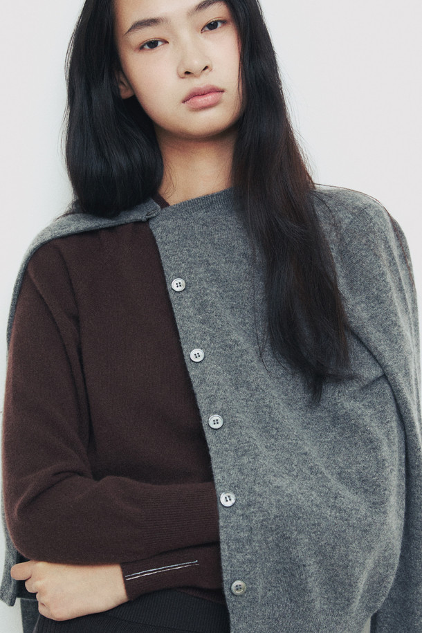 몽골산 캐시미어 100% 소재의 클래식 버튼 가디건입니다. 가볍고 부드러운 촉감으로 가을, 겨울철 따뜻하게 착용할 수 있으며, 일상, 오피스룩, 출근룩, 모임룩 등 다양한 TPO에 활용 가능합니다. 레귤러핏 디자인에 라운드넥으로 제작되었으며, 베이직하고 미니멀한 스타일을 연출합니다. 얇은 두께로 제작되어 휴대성이 높으며, 라운드 스웨터와 셋업으로도 코디할 수 있습니다.
