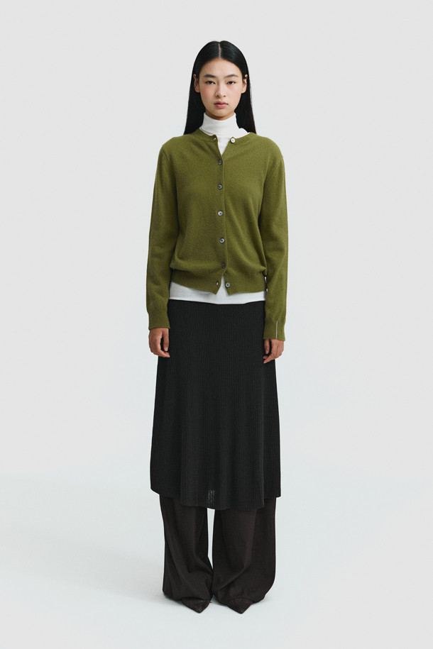 올리브 색상의 클래식 버튼 가디건입니다. 몽골산 캐시미어 100% 소재로 제작되어 부드러운 촉감을 선사하며, 가을과 겨울에 따뜻하게 착용할 수 있습니다. 레귤러 핏에 라운드넥 디자인으로, 일상, 출근룩, 오피스룩 등 다양한 TPO에 활용 가능합니다. 기본에 충실한 베이직하고 클래식한 스타일로, 라운드 스웨터와 셋업하여 연출할 수 있습니다. 얇은 두께로 휴대성이 높습니다.
