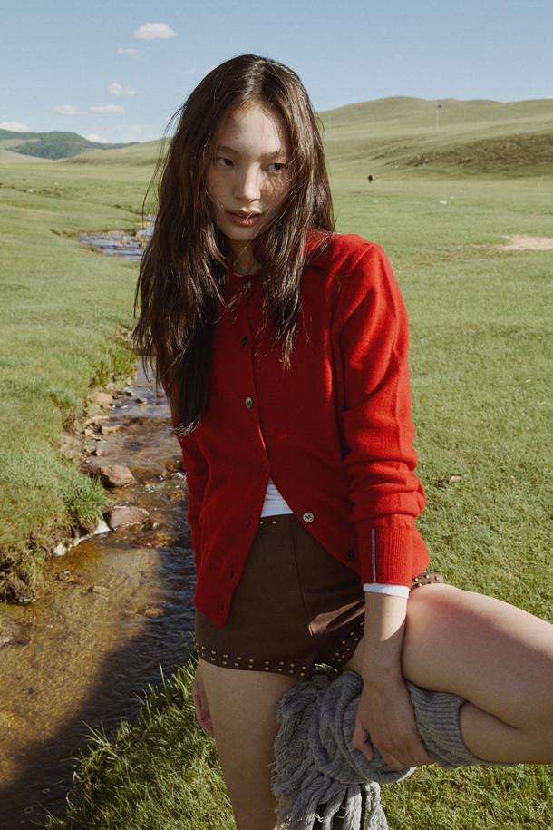 [Re-order] 클래식 버튼 가디건 (레드)는 몽골산 캐시미어 100% 소재로 제작되어 부드러운 촉감을 자랑하며, 가을과 겨울에 따뜻하게 착용할 수 있습니다. 라운드넥 디자인에 레귤러핏으로 제작되어 베이직하고 클래식한 스타일을 연출하며, 버튼 여밈 방식으로 간편하게 착용 가능합니다. 얇은 두께감으로 휴대성이 뛰어나며, 다양한 이너와 레이어드하여 오피스룩, 출근룩, 모임룩 등 TPO에 맞춰 활용할 수 있습니다. 라운드 스웨터와 셋업으로도 연출하여 미니멀한 스타일을 완성할 수 있습니다.
