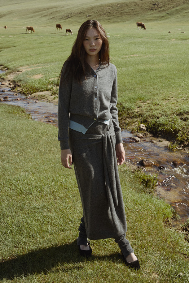 **투톤 가디건 (그레이)**는 부드러운 촉감의 몽골산 캐시미어 100% 소재로 제작되어 가을과 겨울, 따뜻하고 포근하게 착용하기 좋습니다. 미니멀하고 베이직한 디자인으로 출근룩, 모임룩 등 다양한 TPO에 활용할 수 있으며, 레귤러 핏과 긴소매 기장으로 어떤 스타일에도 잘 어울립니다. 넥라인과 밑단의 투톤 컬러 배색이 은은한 포인트를 더하며, 얇은 두께감으로 레이어드하여 더욱 다채로운 스타일링을 연출할 수 있습니다. 가벼운 무게감으로 편안하게 착용 가능하며, 부드러운 캐시미어 소재가 고급스러운 분위기를 선사합니다.
