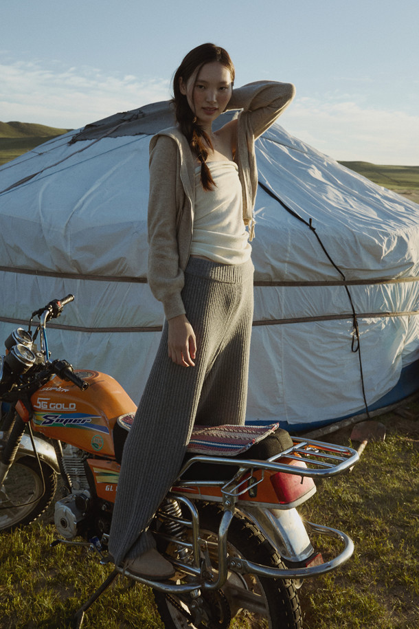 몽골산 캐시미어 100% 소재의 후드 가디건(베이지)입니다. 부드러운 촉감과 보온성을 갖춘 두꺼운 두께감으로 가을, 겨울철 따뜻하게 착용하기 좋습니다. 집업 스타일로 간편하게 입고 벗을 수 있으며, 베이직하고 캐주얼한 무드를 연출합니다. 넉넉한 후드 크기와 소매단 하찌조직 포인트, 브랜드 로고가 각인된 지퍼 디테일이 돋보입니다. 일상룩, 집콕룩, 산책룩 등 다양한 TPO에 캐주얼, 미니멀, 클래식 스타일로 활용하기 좋습니다.
