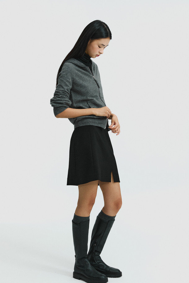 몽골산 캐시미어 100%로 제작되어 부드러운 촉감이 특징인 후드 카디건 (그레이)입니다. 긴 소매와 레귤러 핏으로 편안한 착용감을 선사하며, 두꺼운 두께감으로 가을, 겨울철 보온성을 높였습니다. 넉넉한 후드 크기와 소매단 하찌조직 포인트 디테일이 돋보이며, 브랜드 로고가 각인된 지퍼로 고급스러움을 더했습니다. 집콕룩, 산책룩, 출근룩 등 다양한 TPO에 캐주얼, 미니멀, 클래식 스타일로 활용하기 좋습니다.
