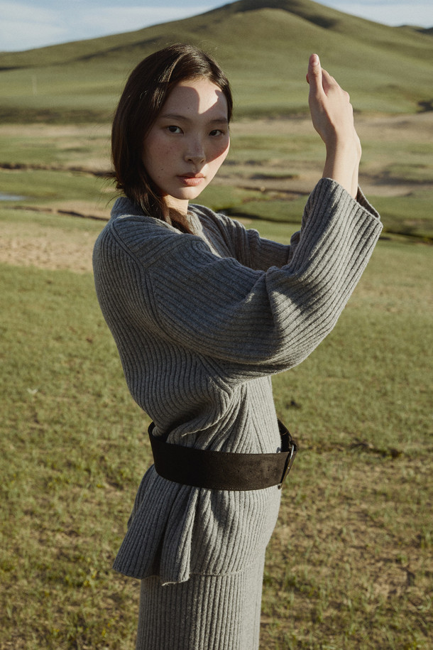 캐시미어와 양모 혼방으로 제작되어 부드러운 촉감을 자랑하는 그레이 컬러의 청키 스웨터입니다. 
라운드넥 디자인에 루즈핏으로 편안하게 착용 가능하며, 가을 겨울 시즌 데일리룩, 집콕룩, 카페룩 등 다양한 TPO에 활용하기 좋습니다. 
케이블 패턴과 와이드한 소매단, 둥근 밑단이 특징이며, 앞뒤 기장 차이로 포인트를 더했습니다. 
두꺼운 두께감으로 따뜻함을 유지하며, 베이직하면서도 캐주얼하고 클래식한 스타일을 연출합니다. 
긴 소매 기장으로 포근함을 더해 겨울철 필수 아이템으로 활용하기 좋습니다.