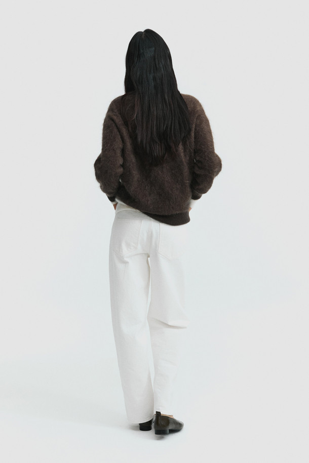 부드러운 촉감의 헤어리 캐시미어 스웨터 (브라운)입니다. 두꺼운 두께감으로 가을, 겨울 시즌 따뜻하게 착용할 수 있으며, 루즈핏과 브이넥 디자인으로 편안하면서도 세련된 스타일을 연출합니다. 베이직한 무드의 무지 디자인은 클래식, 미니멀, 캐주얼 등 다양한 스타일과 쉽게 매치할 수 있습니다. 브러싱 처리와 기모감으로 풍성한 텍스처를 더해 포근한 느낌을 선사하며, 겨울 데일리룩, 집콕룩, 카페룩 등 폭넓게 활용할 수 있습니다. 긴 소매 기장의 여성 니트/스웨터입니다.
