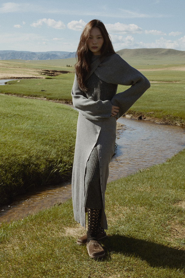 와이드 슬리브 볼레로 (그레이)는 캐시미어와 울 혼방 소재로 제작되어 부드러운 촉감과 두꺼운 두께감으로 가을, 겨울 시즌에 따뜻하게 착용하기 좋습니다. 루즈핏의 라운드넥 디자인에 와이드 슬리브, 사선 디테일, 짧은 기장이 더해져 미니멀하면서도 세련된 무드를 연출합니다. 무지 디자인으로 어떤 옷에도 쉽게 매치할 수 있으며, 탄탄한 짜임으로 레이어드하여 다양한 스타일을 연출할 수 있습니다. 데일리룩, 모임룩, 카페룩 등 TPO에 구애받지 않고 미니멀, 클래식, 캐주얼 스타일을 모두 소화할 수 있는 활용도 높은 아이템입니다.
